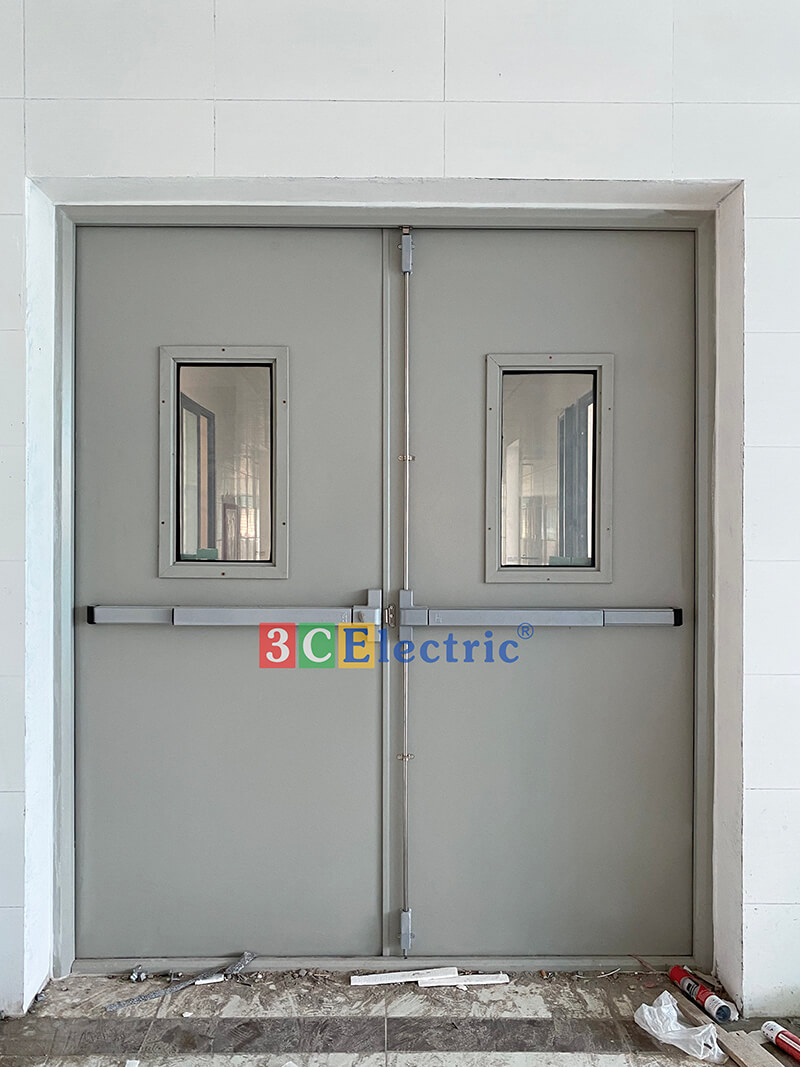 Cửa chống cháy 2 cánh có tay đẩy thoát hiểm thanh đẩy thoát hiểm trên cửa chống cháy