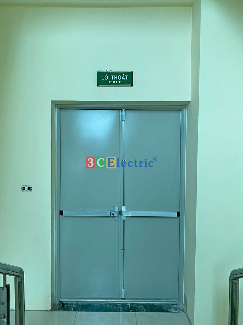 Cửa chống cháy 2 cánh có tay đẩy thoát hiểm cửa chống cháy 2 cánh tại trung tâm y tế