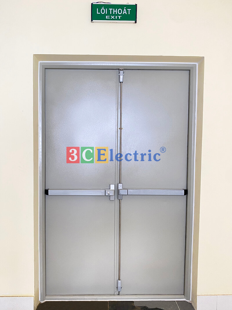 Cửa ngăn cháy 2 cánh có tay đẩy thoát hiểm tủ điều khiển Chiller