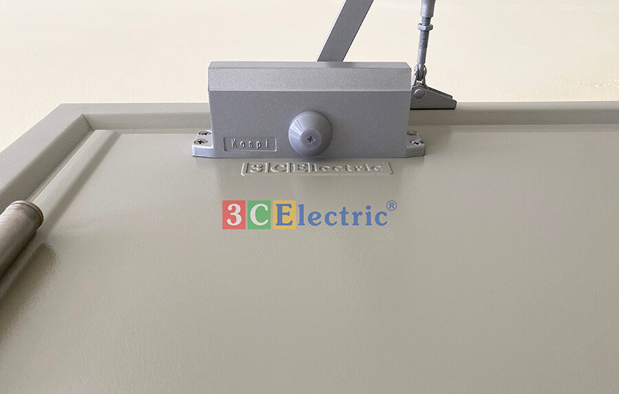 Logo 3CElectric được dập nổi trên cửa chống cháy Logo 3CElectric dập nổi trên cửa chống cháy